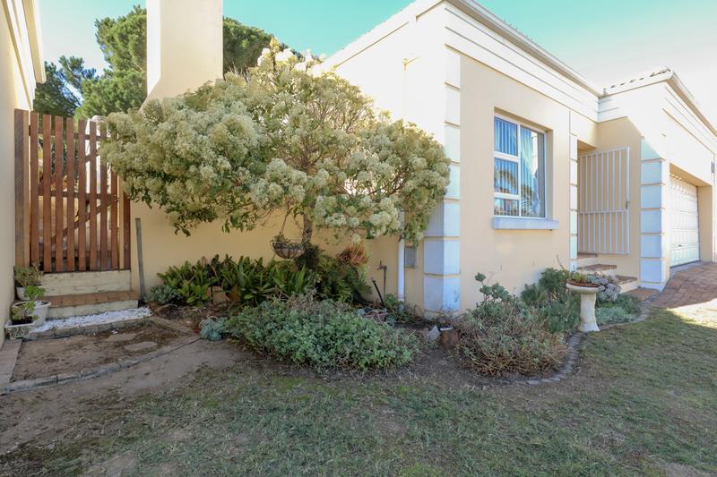 To Let 3 Bedroom Property for Rent in Somerset Ridge Western Cape